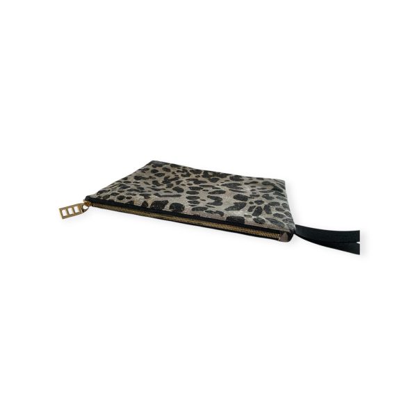 Χειροποίητο τσαντάκι χειρός με animal print και μαύρο λουράκι, από τη συλλογή Leopard Gold της inik.