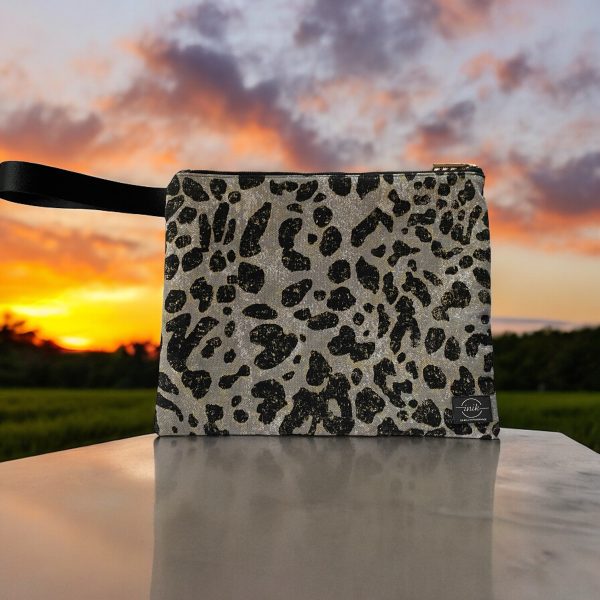 Χειροποίητο τσαντάκι χειρός με animal print και μαύρο λουράκι, από τη συλλογή Leopard Gold της inik.