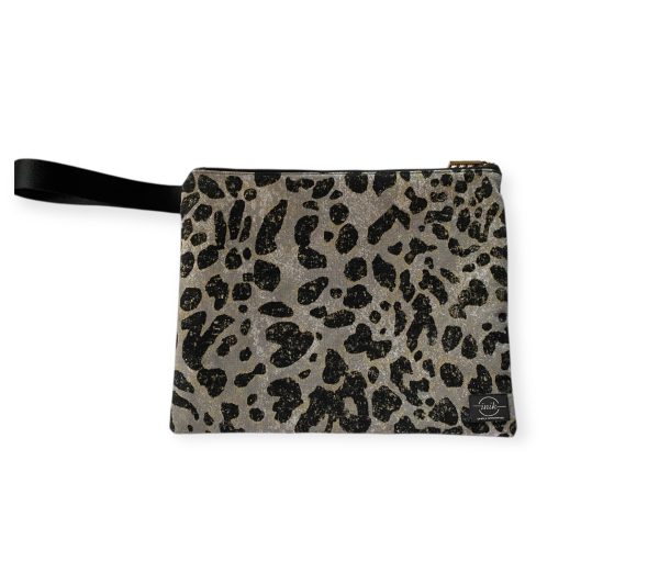 Χειροποίητο τσαντάκι χειρός με animal print και μαύρο λουράκι, από τη συλλογή Leopard Gold της inik.