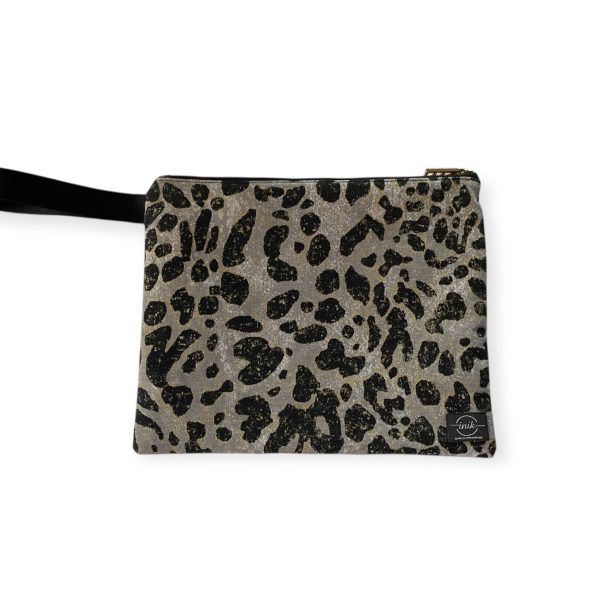 Χειροποίητο τσαντάκι χειρός με animal print και μαύρο λουράκι, από τη συλλογή Leopard Gold της inik.