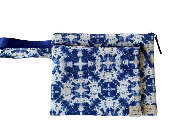 Χειροποίητο νεσεσέρ Blue Indigo με μπλε συμμετρικό μοτίβο και βαμβακερή επένδυση.