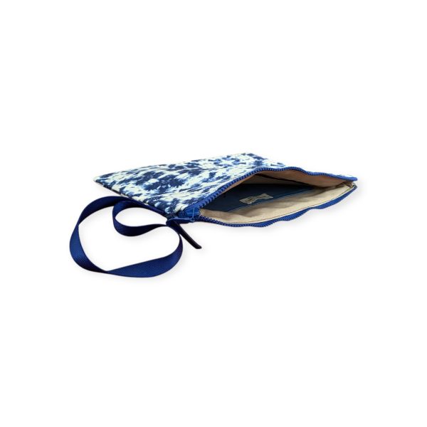 Χειροποίητο νεσεσέρ Blue Indigo με μπλε συμμετρικό μοτίβο και βαμβακερή επένδυση.