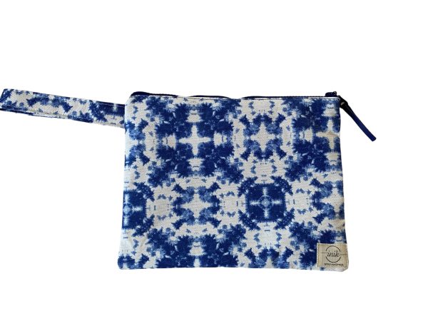 Χειροποίητο νεσεσέρ Blue Indigo με μπλε συμμετρικό μοτίβο και βαμβακερή επένδυση.