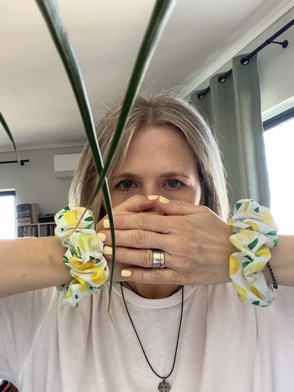 Χειροποίητο scrunchie με λεμόνια σε λευκό φόντο – καλοκαιρινό αξεσουάρ μαλλιών από την inik.gr