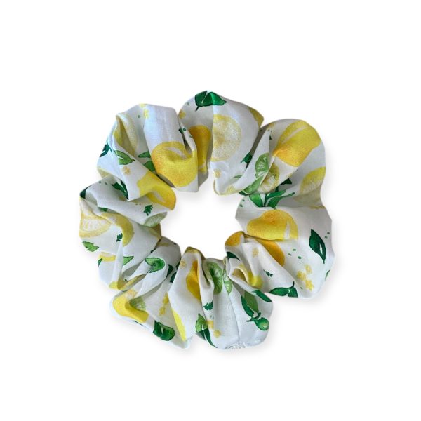 Χειροποίητο scrunchie με λεμόνια σε λευκό φόντο – καλοκαιρινό αξεσουάρ μαλλιών από την inik.gr