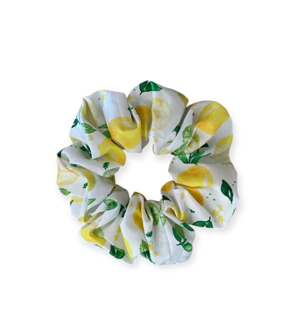 Χειροποίητο scrunchie με λεμόνια σε λευκό φόντο – καλοκαιρινό αξεσουάρ μαλλιών από την inik.gr