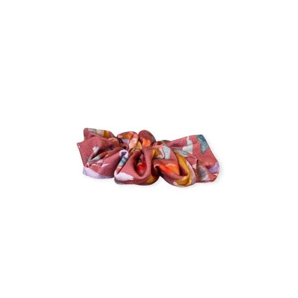 Χειροποίητο scrunchie με πολύχρωμο ακουαρέλα μοτίβο σε ροζ φόντο από την inik.gr