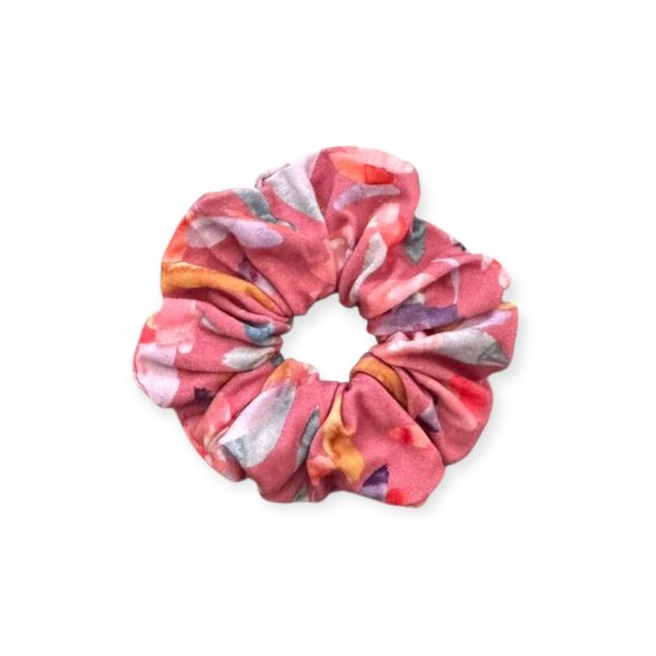 Χειροποίητο scrunchie με πολύχρωμο ακουαρέλα μοτίβο σε ροζ φόντο από την inik.gr