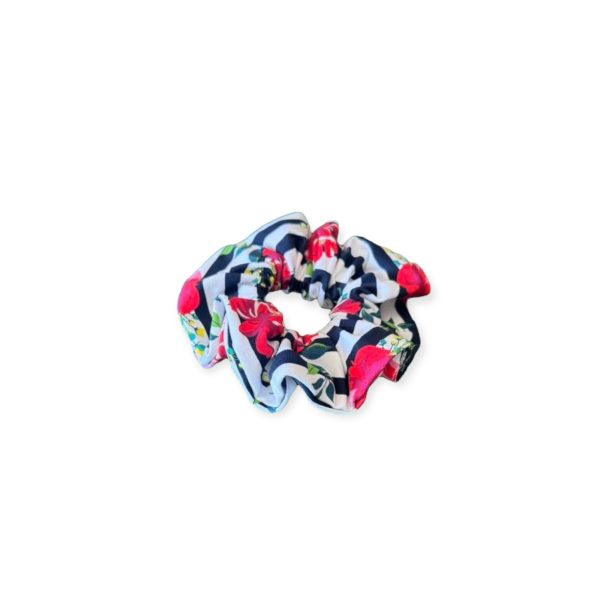 Χειροποίητο scrunchie με navy ρίγες και κόκκινα λουλούδια – θαλασσινό, καλοκαιρινό στυλ από την inik.gr