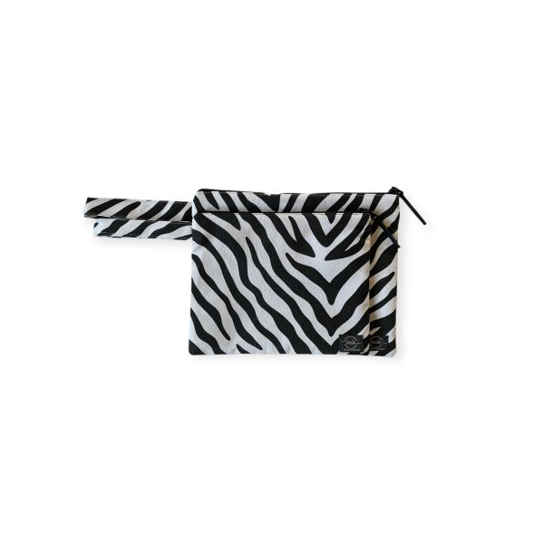 Χειροποίητο νεσεσέρ Zebra S με zebra print σε μαύρο και λευκό.
