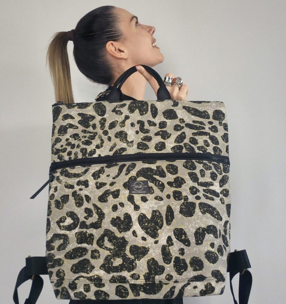Χειροποίητο σακίδιο πλάτης με leopard print και χρυσές λεπτομέρειες, με μαύρους ιμάντες και μπροστινή τσέπη με φερμουάρ