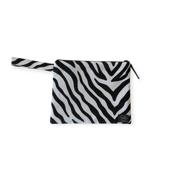 Χειροποίητο νεσεσέρ Zebra S με zebra print σε μαύρο και λευκό.