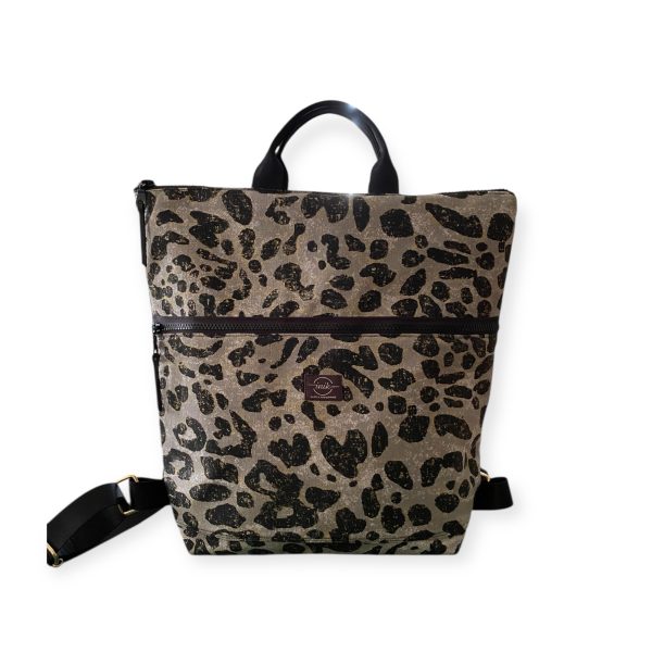 Χειροποίητο σακίδιο πλάτης με leopard print και χρυσές λεπτομέρειες, με μαύρους ιμάντες και μπροστινή τσέπη με φερμουάρ