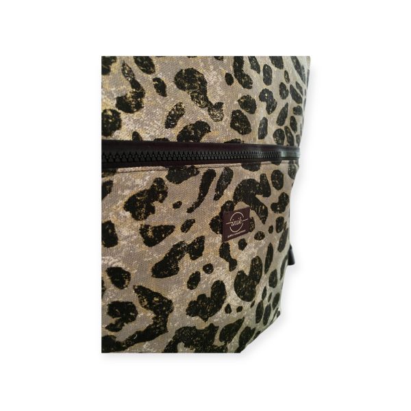 Χειροποίητο σακίδιο πλάτης με leopard print και χρυσές λεπτομέρειες, με μαύρους ιμάντες και μπροστινή τσέπη με φερμουάρ