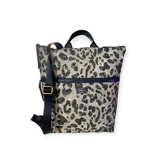 Χειροποίητο σακίδιο πλάτης με leopard print και χρυσές λεπτομέρειες, με μαύρους ιμάντες και μπροστινή τσέπη με φερμουάρ