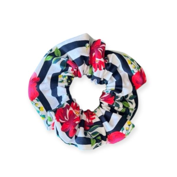 Χειροποίητο scrunchie με navy ρίγες και κόκκινα λουλούδια – θαλασσινό, καλοκαιρινό στυλ από την inik.gr
