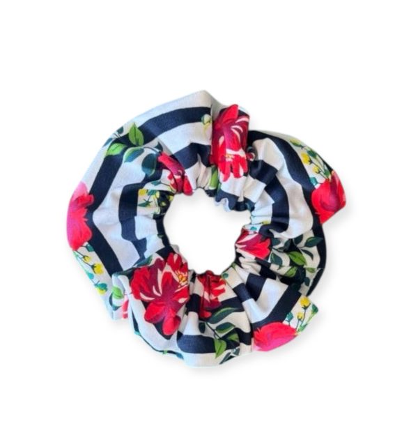 Χειροποίητο scrunchie με navy ρίγες και κόκκινα λουλούδια – θαλασσινό, καλοκαιρινό στυλ από την inik.gr