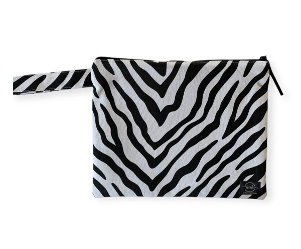 Χειροποίητο νεσεσέρ Zebra S με zebra print σε μαύρο και λευκό.