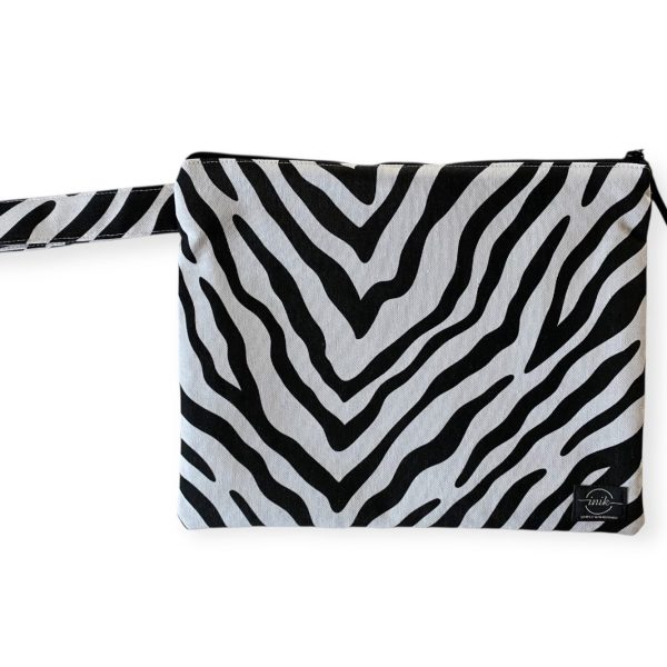 Χειροποίητο νεσεσέρ Zebra S με zebra print σε μαύρο και λευκό.