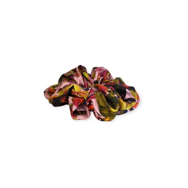 Χειροποίητο scrunchie με ρομαντικό floral μοτίβο σε ροζ και πράσινους τόνους από την inik.gr