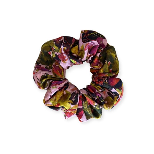 Χειροποίητο scrunchie με ρομαντικό floral μοτίβο σε ροζ και πράσινους τόνους από την inik.gr