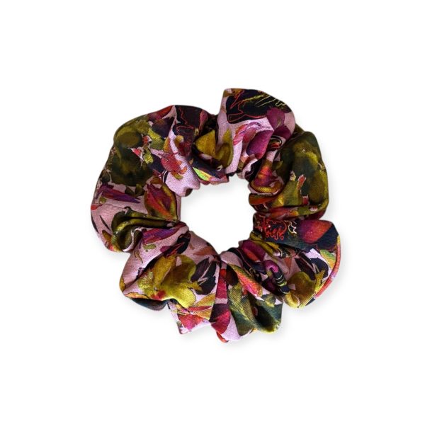 Χειροποίητο scrunchie με ρομαντικό floral μοτίβο σε ροζ και πράσινους τόνους από την inik.gr
