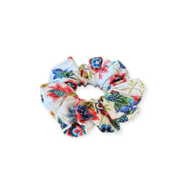 Χειροποίητο scrunchie "Κιότο" με ιαπωνικό φλοράλ μοτίβο σε λευκό φόντο από την inik.gr
