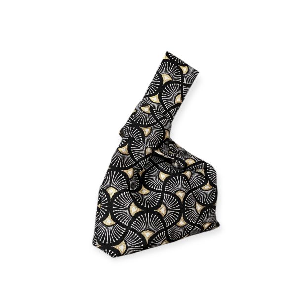 Χειροποίητη knot bag Gold Paon με μαύρη βάση και χρυσό-λευκό art deco μοτίβο.