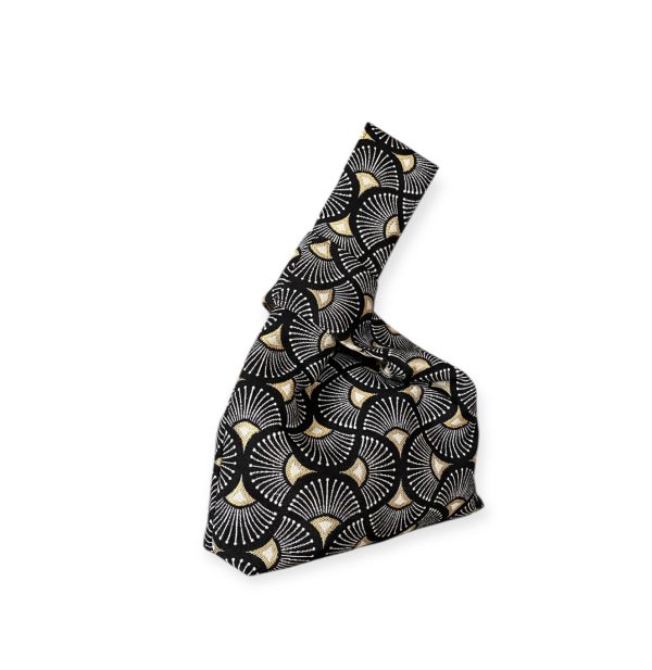 Χειροποίητη knot bag Gold Paon με μαύρη βάση και χρυσό-λευκό art deco μοτίβο.