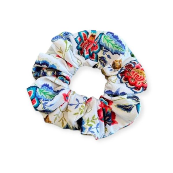 Χειροποίητο scrunchie "Κιότο" με ιαπωνικό φλοράλ μοτίβο σε λευκό φόντο από την inik.gr