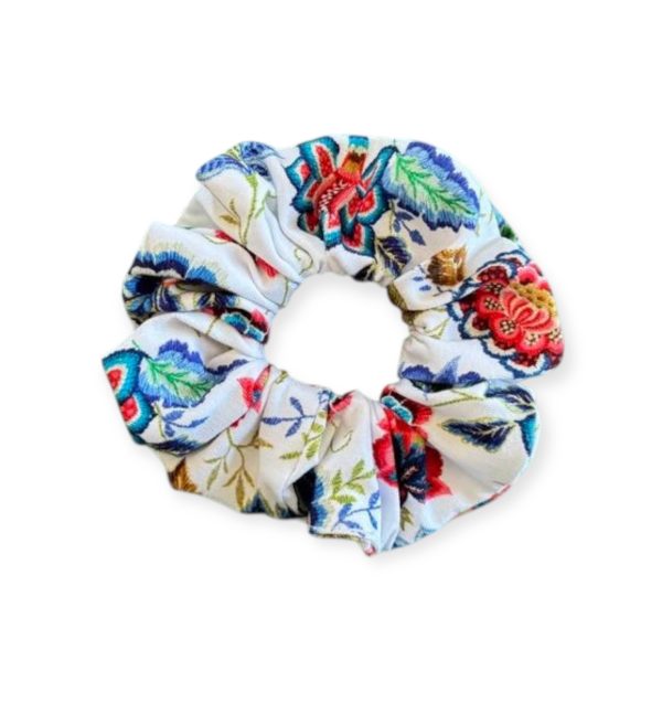 Χειροποίητο scrunchie "Κιότο" με ιαπωνικό φλοράλ μοτίβο σε λευκό φόντο από την inik.gr