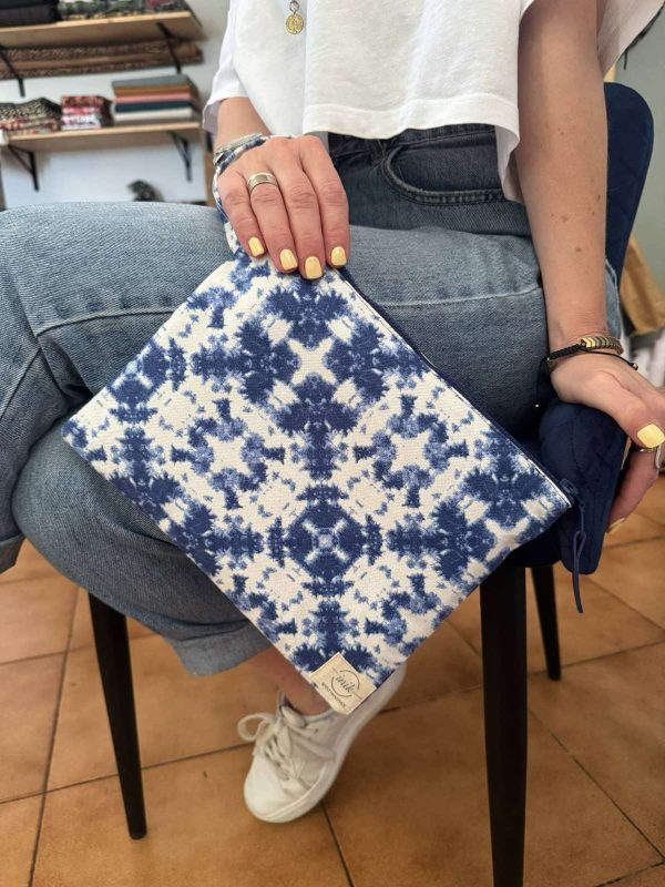 Χειροποίητο νεσεσέρ Blue Indigo με μπλε συμμετρικό μοτίβο και βαμβακερή επένδυση.
