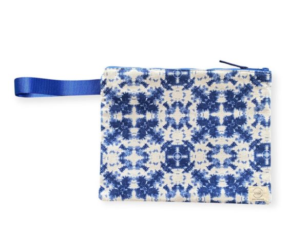 Χειροποίητο νεσεσέρ Blue Indigo με μπλε συμμετρικό μοτίβο και βαμβακερή επένδυση.