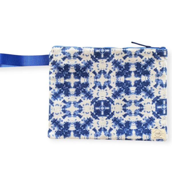 Χειροποίητο νεσεσέρ Blue Indigo με μπλε συμμετρικό μοτίβο και βαμβακερή επένδυση.