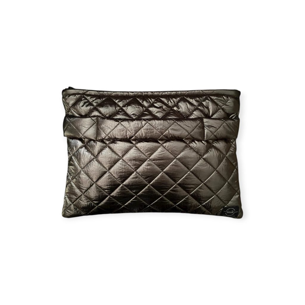 Τσάντα φάκελος σε μεταλλικό γκρι χρώμα με καπιτονέ υφή