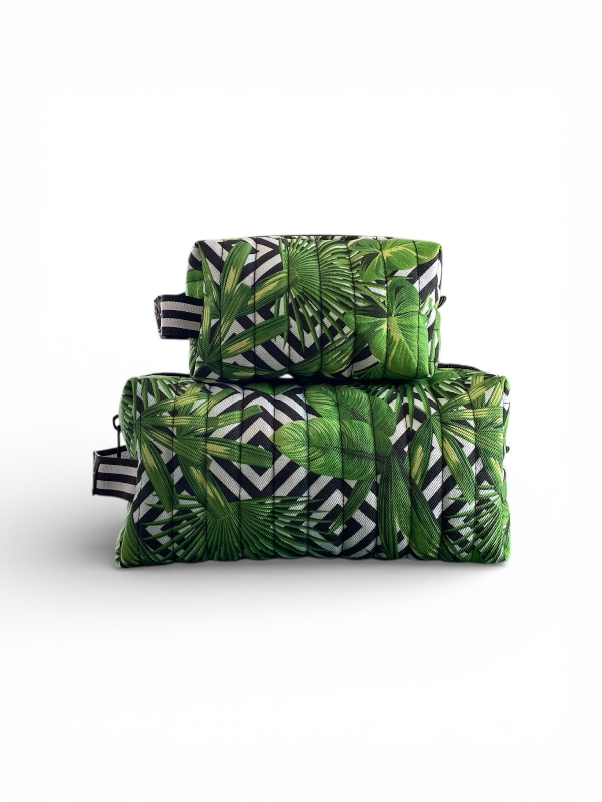 Meandros in the Jungle Cosmetic Bag 1 Meandros in the Jungle χειροποίητο καπιτονέ νεσεσέρ με πράσινα τροπικά φύλλα και γεωμετρικό μοτίβο, σε small και medium μέγεθος.