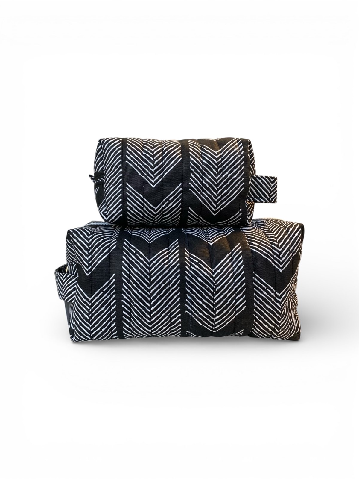 One Way Cosmetic Bag 1 One Way χειροποίητο νεσεσέρ καπιτονέ με ασπρόμαυρο γεωμετρικό σχέδιο, σε small και medium μέγεθος.