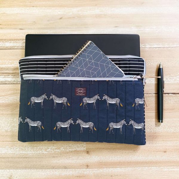 Χειροποίητη θήκη laptop Zebra Reflection με κεντημένες ζέβρες