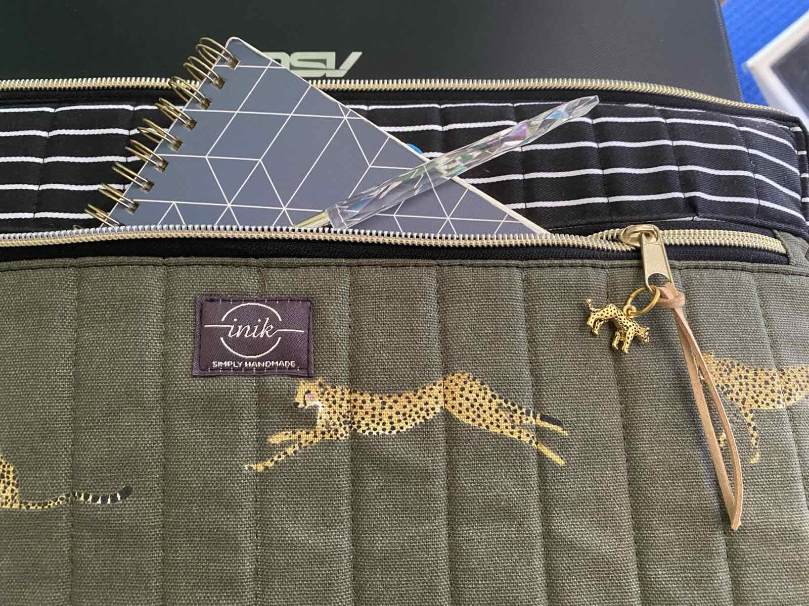 Cheetah Motivation 3 Χειροποίητη θήκη laptop Cheetah Motivation με κεντημένα τσιτάχ